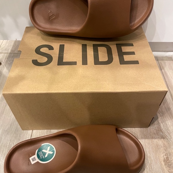 Adidas Yeezy Slides - Picture 4 of 8